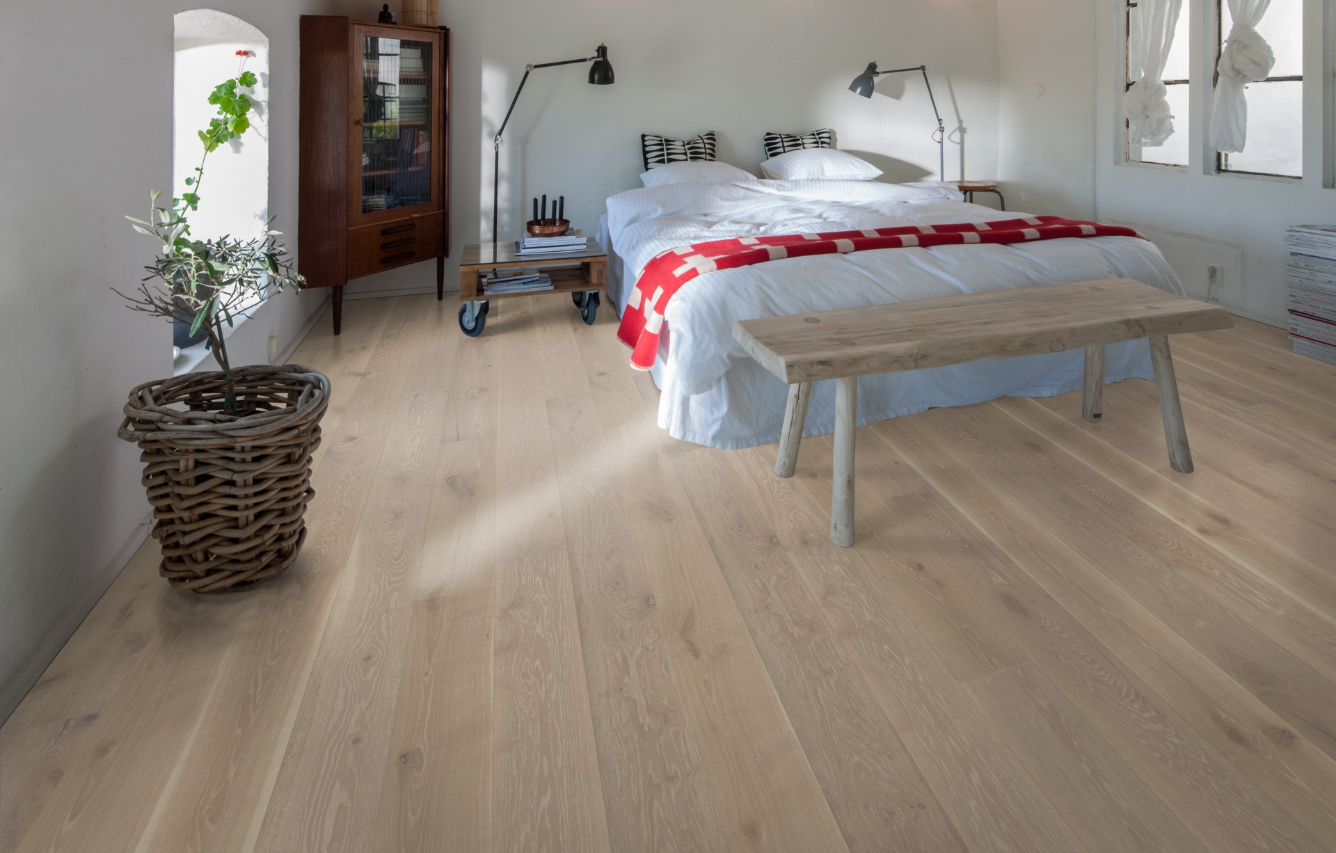 Паркетная доска Kahrs Новая классика Дуб Серый Nouveau Gray 151NAYEKD1KW240 Lively 2420×187×15 фото в интерьере Паркетная доска Kahrs Новая классика Дуб Серый Nouveau Gray 151NAYEKD1KW240 Lively 2420×187×15 фото в интерьере